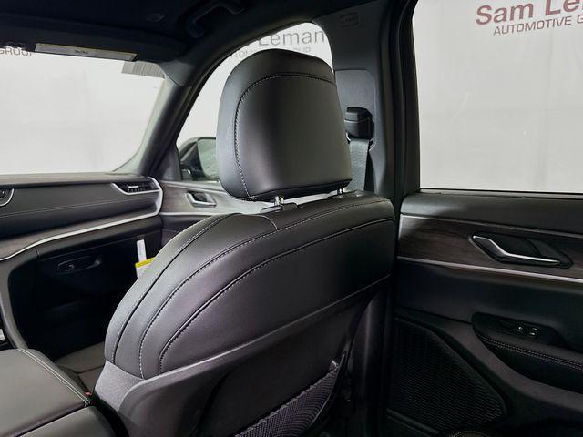 Photo of 2025 Diamond Black Crystal Pearlcoat Jeep Grand Cherokee L