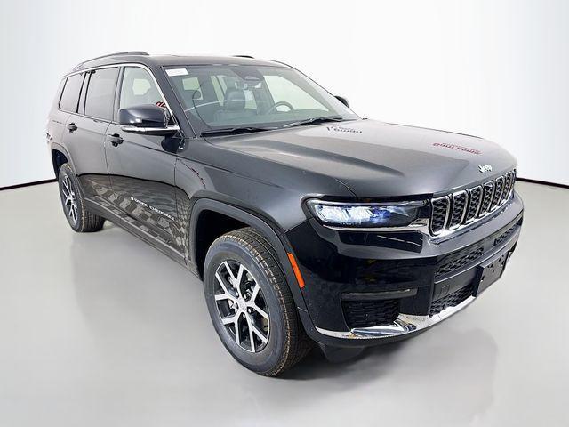 Photo of 2025 Diamond Black Crystal Pearlcoat Jeep Grand Cherokee L