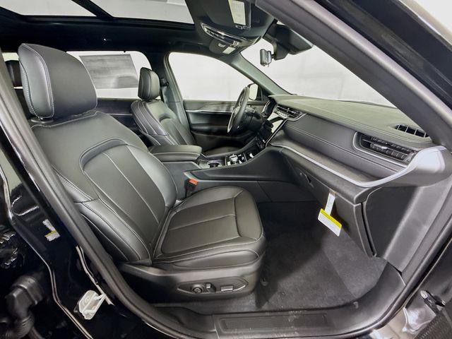 Photo of 2025 Diamond Black Crystal Pearlcoat Jeep Grand Cherokee L