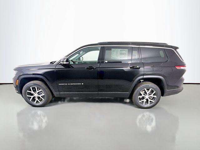 Photo of 2025 Diamond Black Crystal Pearlcoat Jeep Grand Cherokee L