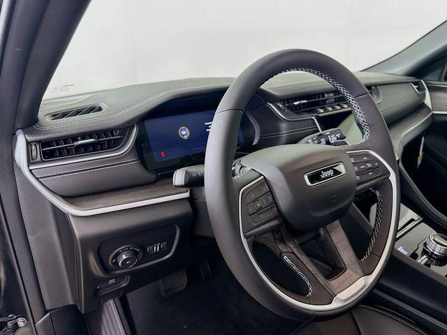 Photo of 2025 Diamond Black Crystal Pearlcoat Jeep Grand Cherokee L