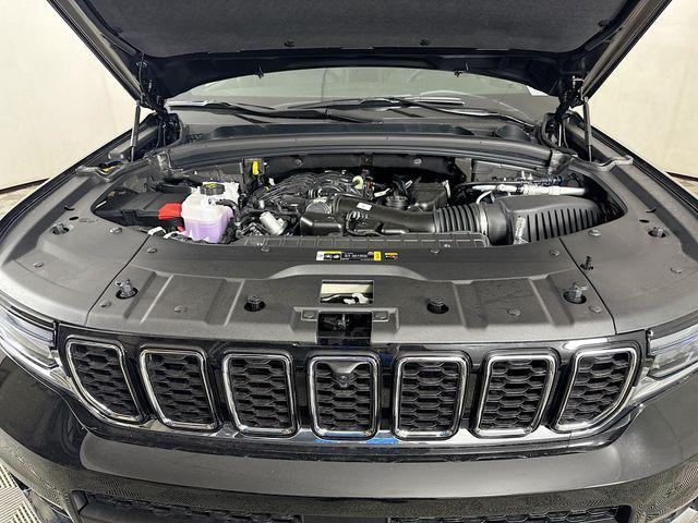 Photo of 2025 Diamond Black Crystal Pearlcoat Jeep Grand Cherokee L