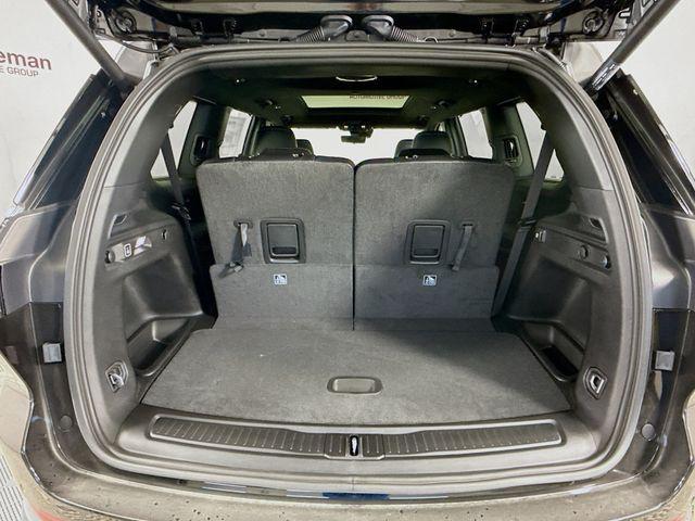 Photo of 2025 Diamond Black Crystal Pearlcoat Jeep Grand Cherokee L