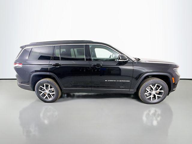 Photo of 2025 Diamond Black Crystal Pearlcoat Jeep Grand Cherokee L