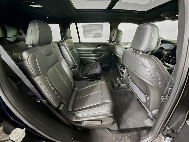 Photo of 2025 Diamond Black Crystal Pearlcoat Jeep Grand Cherokee L