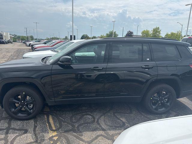 Photo of 2025 Diamond Black Crystal Pearlcoat Jeep Grand Cherokee L