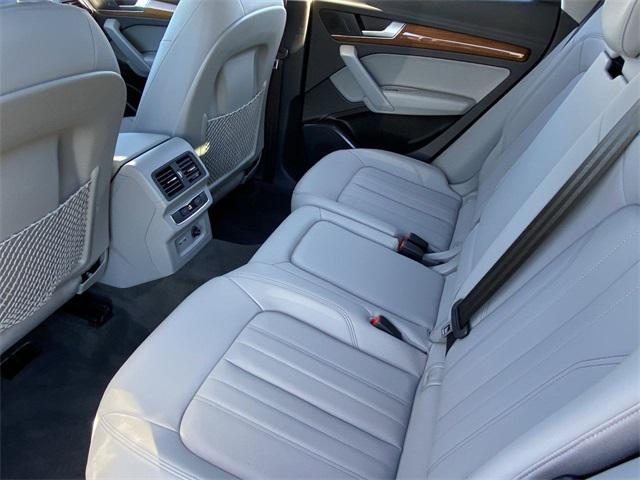 Photo of 2022 Florett Silver Metallic Audi Q5