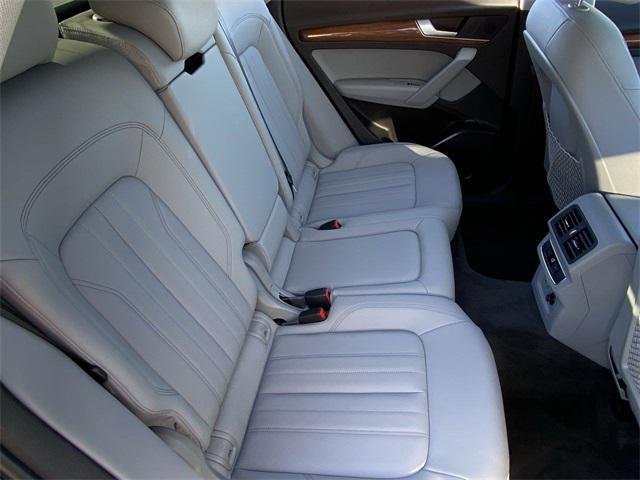 Photo of 2022 Florett Silver Metallic Audi Q5