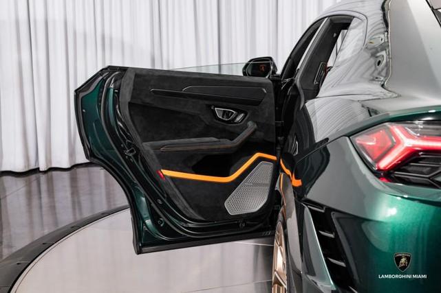 Photo of 2024 Verde Hydra Metallic Lamborghini Urus