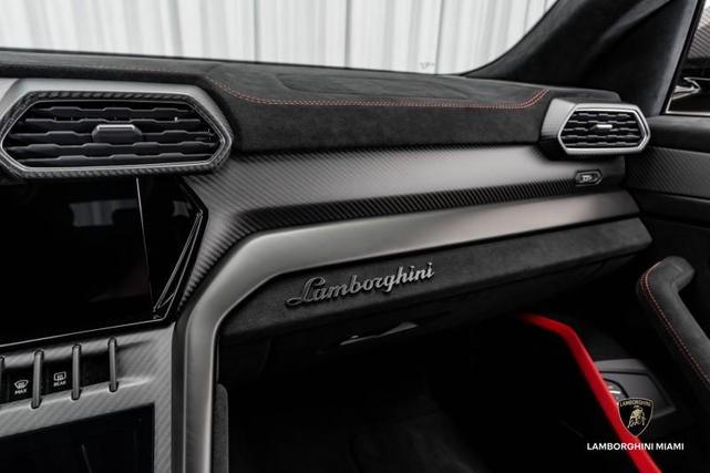 Photo of 2024 Purple Lamborghini Urus