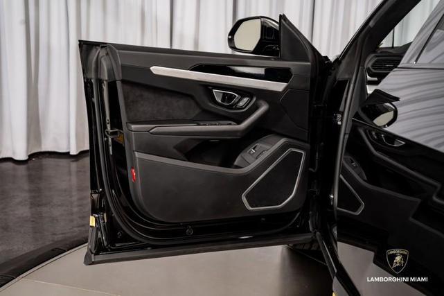 Photo of 2021 Nero Noctis Lamborghini Urus