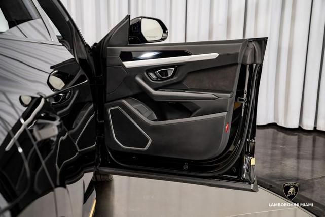 Photo of 2021 Nero Noctis Lamborghini Urus
