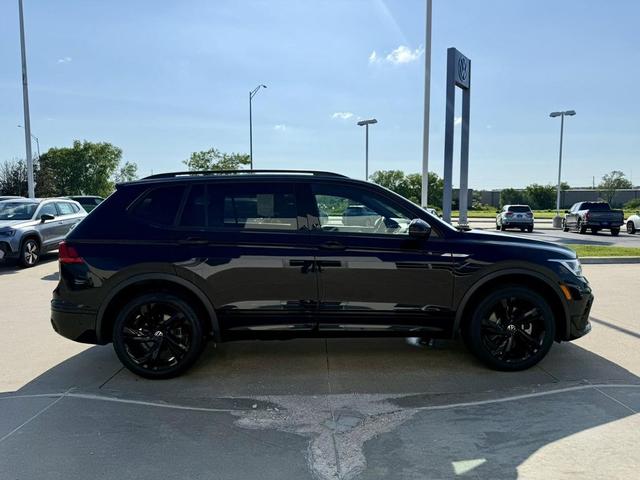 Photo of 2024 DEEP_BLACK Volkswagen Tiguan