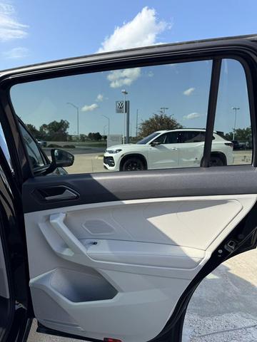 Photo of 2024 DEEP_BLACK Volkswagen Tiguan