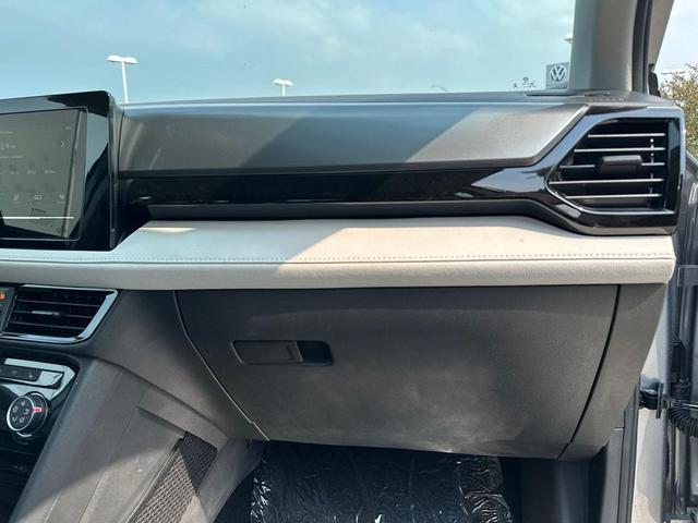Photo of 2025 Pyrite Silver Metallic Volkswagen Taos