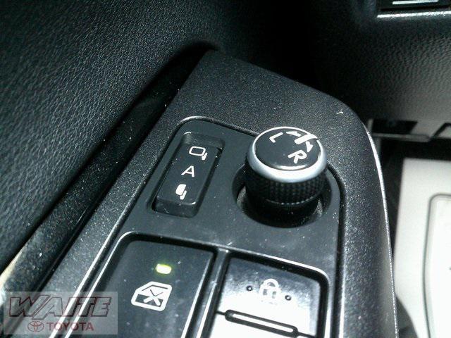 Photo of 2022 Ruby Flare Pearl Toyota Venza