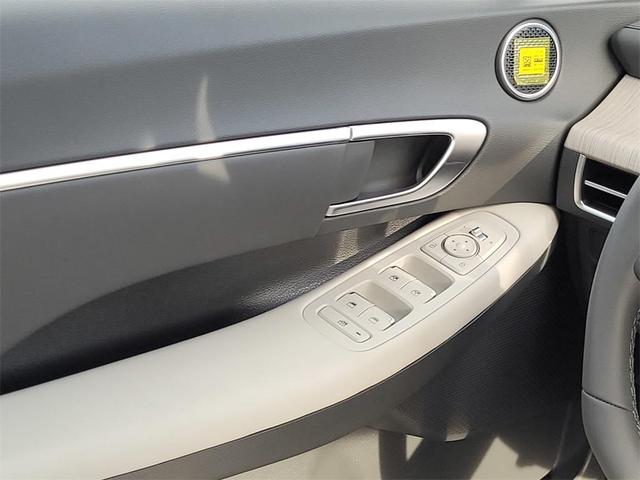 Photo of 2025 Black Hyundai SONATA Hybrid