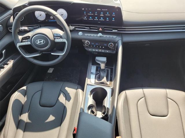 Photo of 2025 Gray Hyundai ELANTRA
