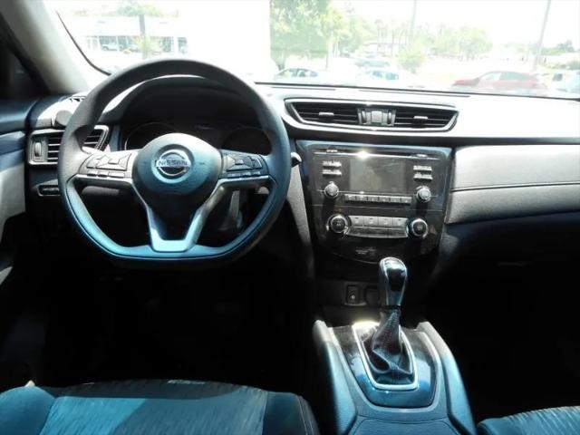 Photo of 2017 Gray Nissan Rogue