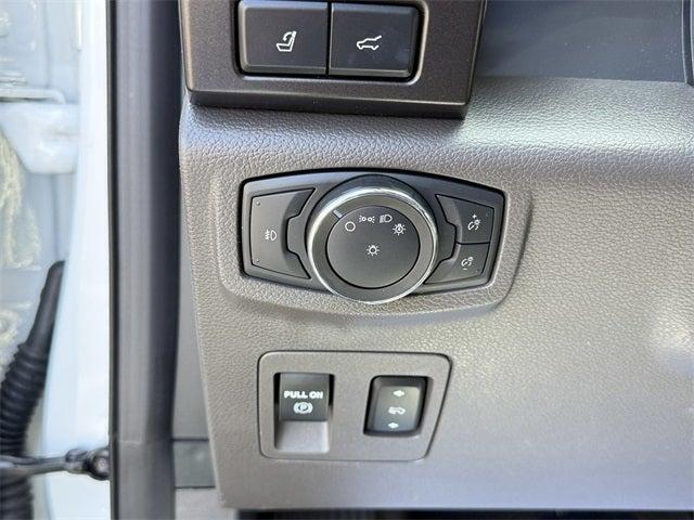 Photo of 2021 Star White Ford Expedition Max