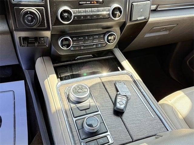 Photo of 2021 Star White Ford Expedition Max