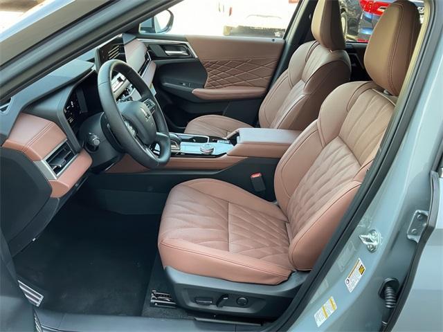 Photo of 2025 Moonstone Gray Metallic Mitsubishi Outlander