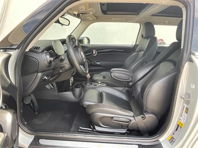 Photo of 2023 White Silver MINI SE Hardtop