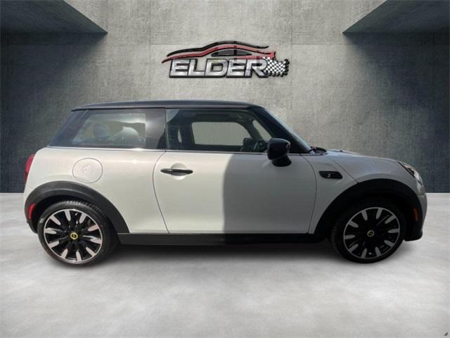Photo of 2023 White Silver MINI SE Hardtop