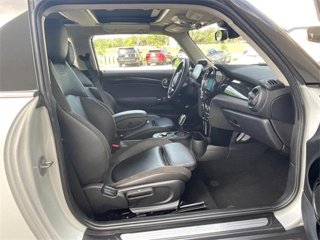 Photo of 2023 White Silver MINI SE Hardtop