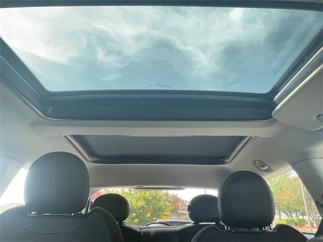Photo of 2023 White Silver MINI SE Hardtop
