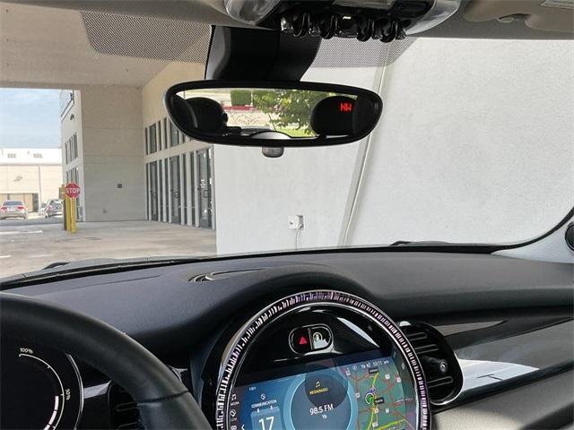 Photo of 2023 White Silver MINI SE Hardtop