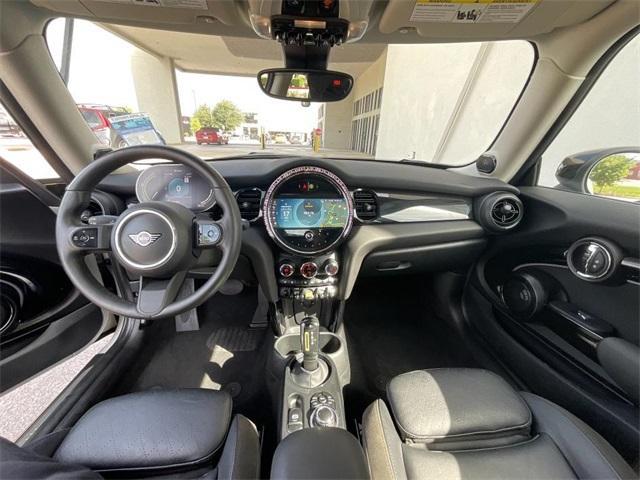 Photo of 2023 White Silver MINI SE Hardtop