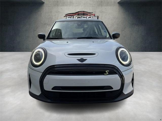 Photo of 2023 White Silver MINI SE Hardtop
