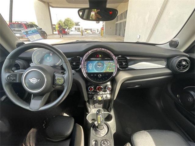Photo of 2023 White Silver MINI SE Hardtop
