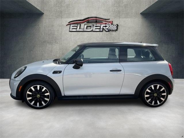 Photo of 2023 White Silver MINI SE Hardtop