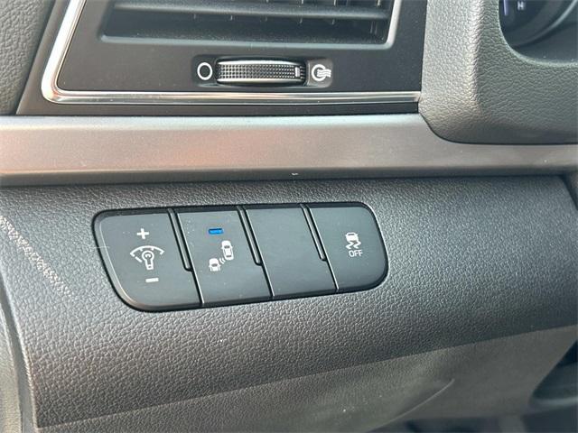 Photo of 2017 Quartz White Pearl Hyundai ELANTRA
