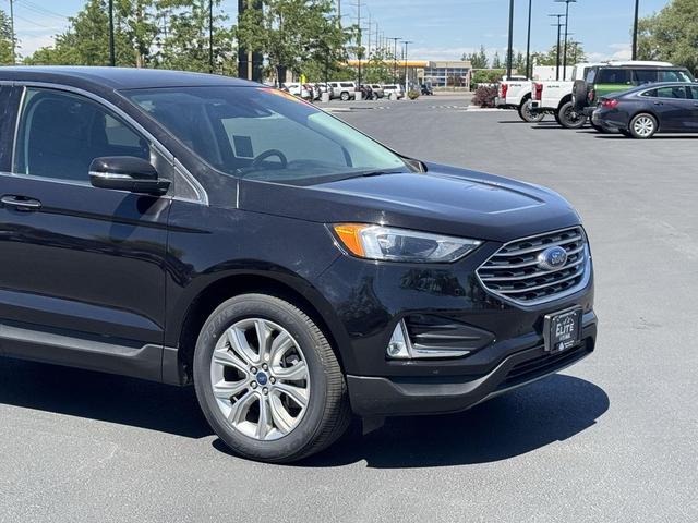 Photo of 2022 Agate Black Metallic Ford Edge