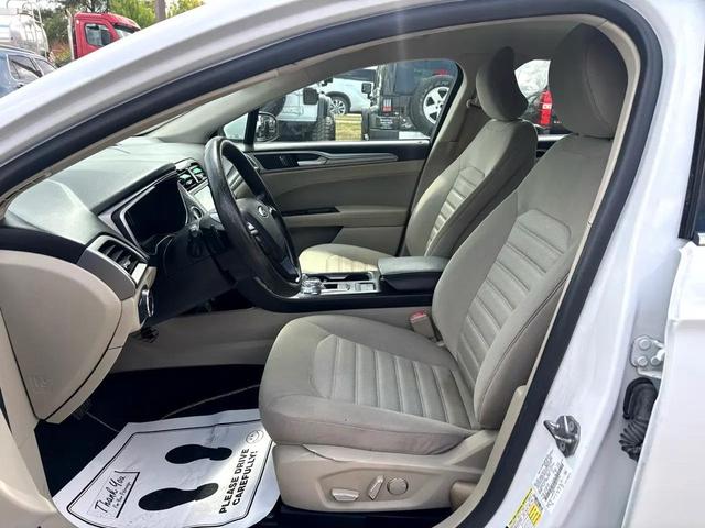 Photo of 2019 White Ford Fusion