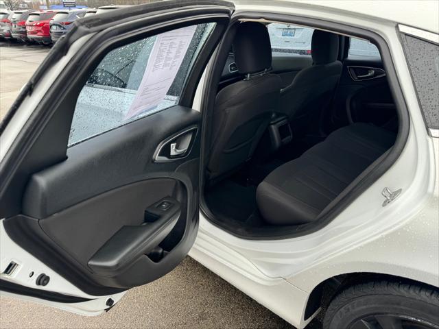 Photo of 2016 Bright White Clearcoat Chrysler 200