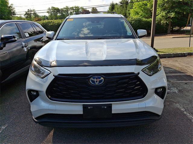 Photo of 2023 Wind Chill Pearl Toyota Highlander Hybrid
