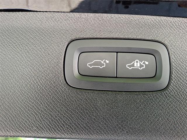 Photo of 2023 Onyx Black Metallic Volvo XC90