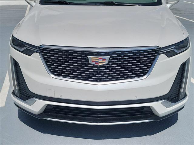 Photo of 2023 Crystal White Tricoat Cadillac XT6