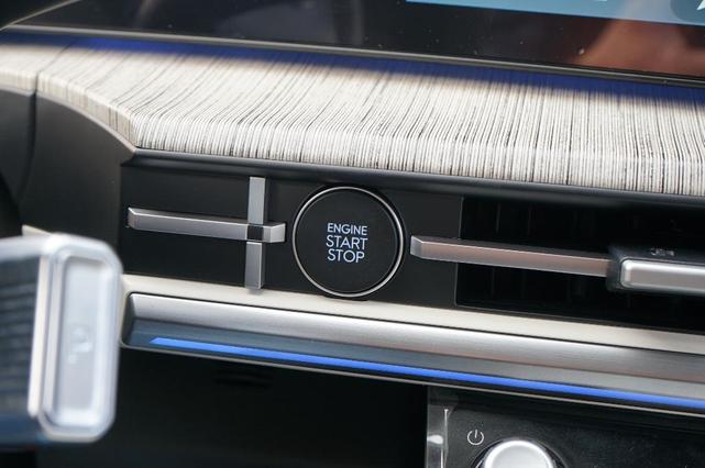 Photo of 2025 Gray Hyundai SANTA FE HEV