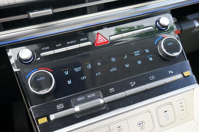 Photo of 2025 Gray Hyundai SANTA FE HEV