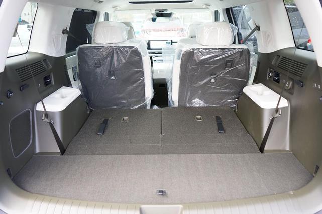 Photo of 2025 Gray Hyundai SANTA FE HEV
