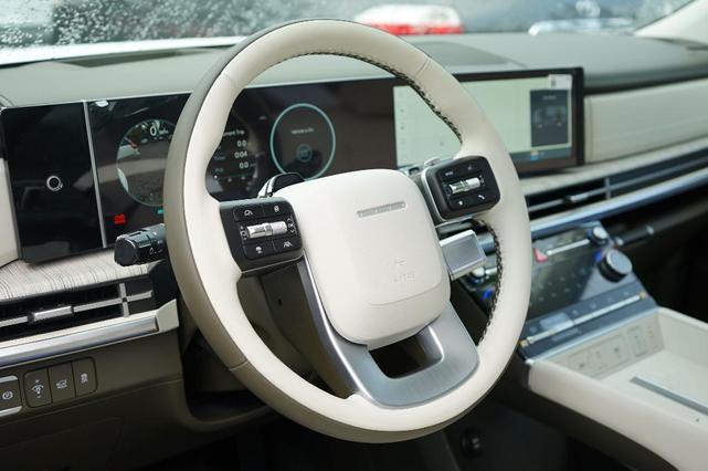 Photo of 2025 Gray Hyundai SANTA FE HEV