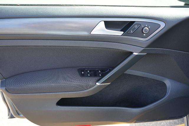 Photo of 2018 Platinum Gray Metallic Volkswagen Golf