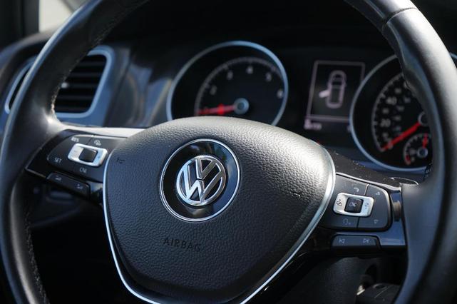 Photo of 2018 Platinum Gray Metallic Volkswagen Golf
