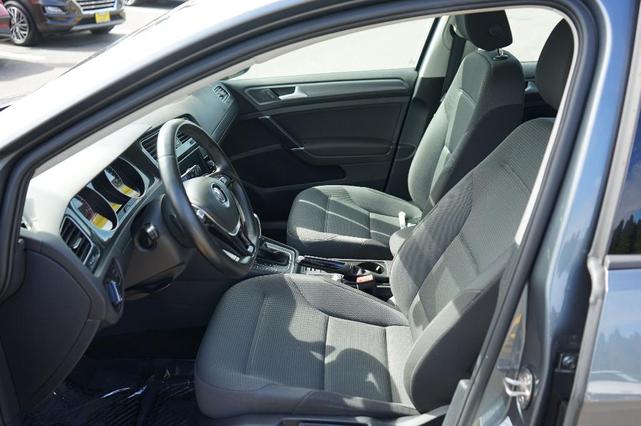 Photo of 2018 Platinum Gray Metallic Volkswagen Golf
