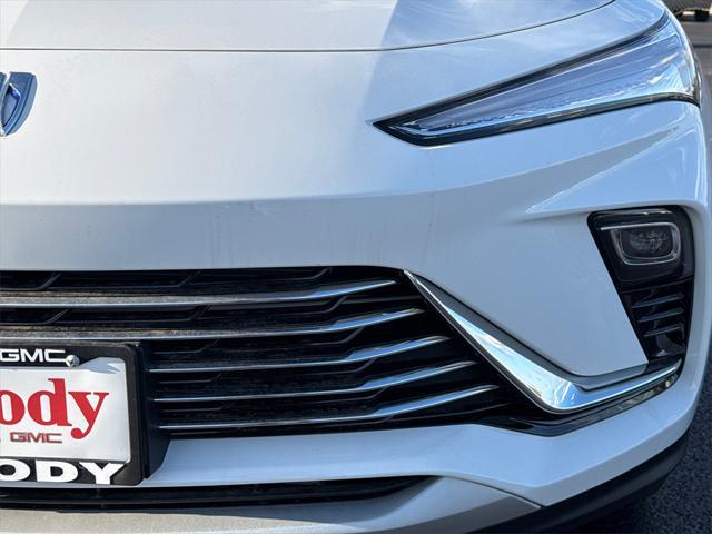 Photo of 2025 Summit White Buick Envista